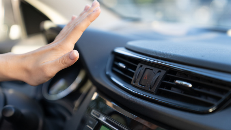 Condizionatore auto con mani